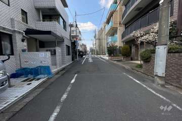 敷地北側の前面道路（東側から）