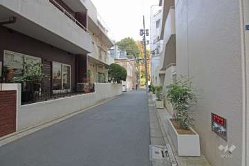 敷地北側の前面道路（西側から）
