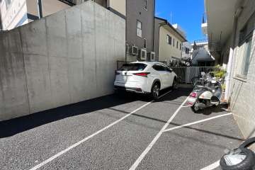 敷地内駐車場（屋外平面式）とバイク置場