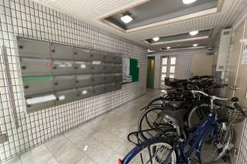 共用ポストと駐輪場