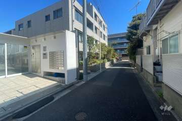 敷地南西側の前面道路（北西側から）