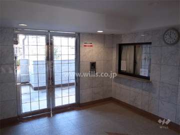 エントランスはオートロック付きです。