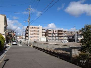 周辺はマンションと一戸建てが混在する区画の整った静かな住宅地です。