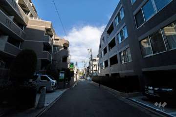 敷地西側の前面道路