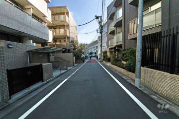敷地北側の前面道路