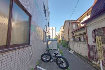 敷地南東側の前面道路（南西側から）