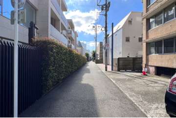 敷地の南西側前面道路（北西側から）