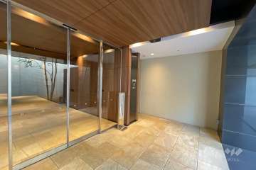 エントランスはオートロック付きです。