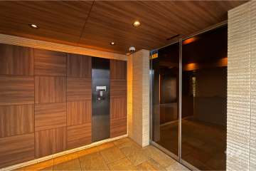 エントランスはオートロック付きです。