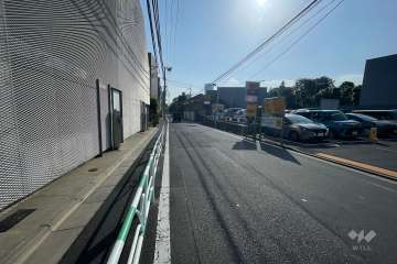 敷地北東側の前面道路(南西側から)