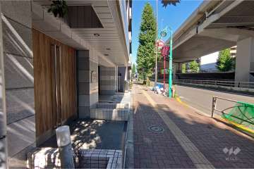 敷地南東側の前面道路（南西側から）