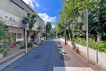 敷地の東側前面道路（北側から）