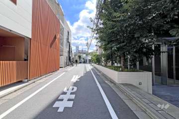 敷地の北側前面道路（西側から）