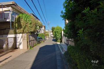 敷地北西側の前面道路（南西側から）
