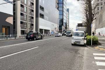 敷地西側の前面道路