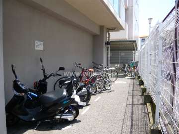 バイク置場と駐輪場