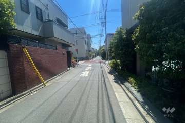 敷地北東側の前面道路（北西側から）