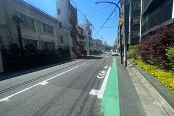 敷地南東側の前面道路（北東側から）