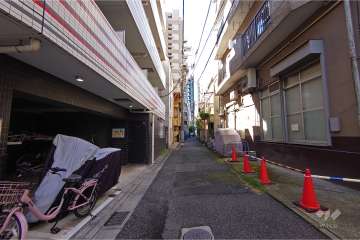 敷地北西側の前面道路（北東側から）
