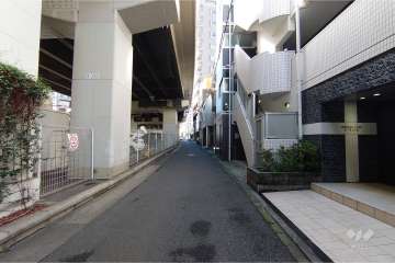敷地南東側の前面道路（北東側から）