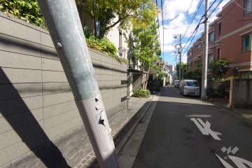 敷地東側の前面道路（南側から）