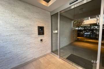 エントランスはオートロック付きです。