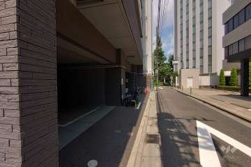 敷地南東側の前面道路（南西側から）