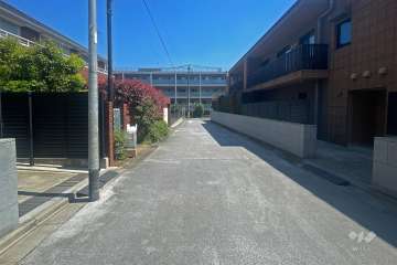 敷地南側の前面道路（西側から）