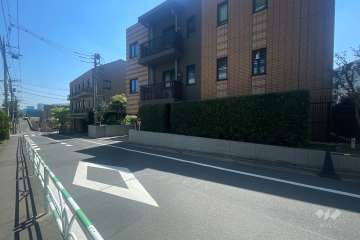 敷地北東側の前面道路（北西側から）