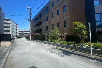 敷地西側の前面道路（南側から）