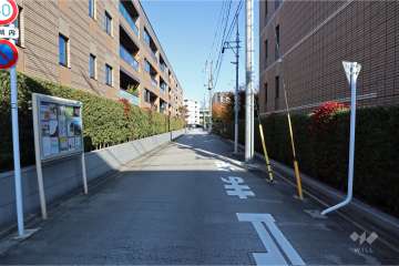 敷地西側の前面道路（南側から）