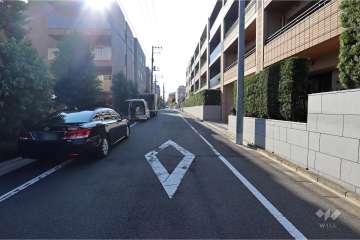 敷地東側の前面道路（北側から）