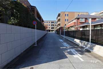 敷地北側の前面道路（東側から）