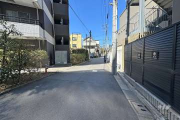 敷地東側の前面道路（南側から）