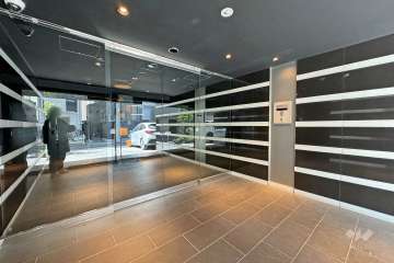 エントランスはオートロック付きです。