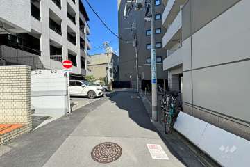 敷地南東側の前面道路（南西側から）