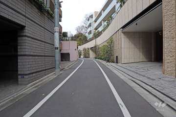 敷地北側の前面道路