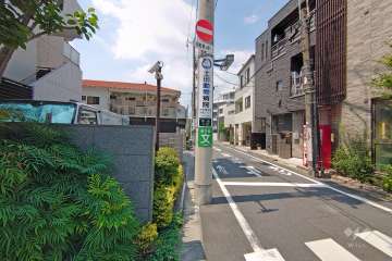 敷地北側の前面道路（西側から）