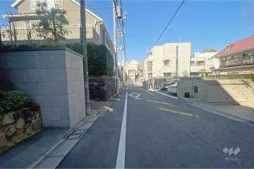 敷地北東側の前面道路（南東側から）