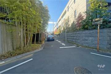 敷地南東側の前面道路（北東側から）