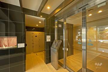 エントランスはオートロック付きです。