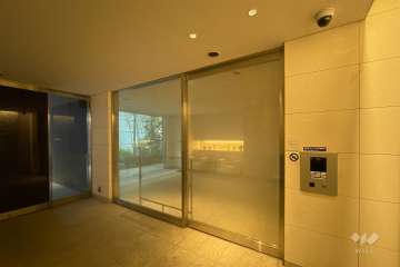 エントランスはオートロック付きです。