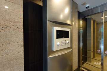 エントランスはオートロック付きです。