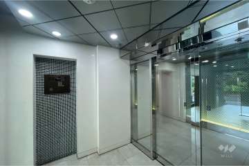 エントランスはオートロック付きです。