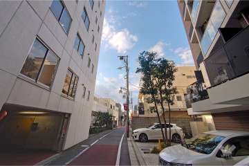 敷地南西側の前面道路（南東側から）