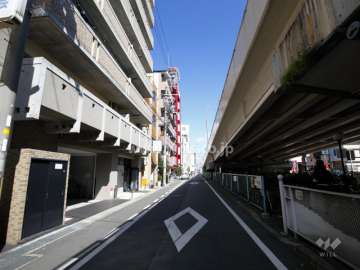 敷地東側の前面道路。高架橋は道意線です。
