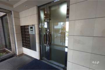 エントランスはオートロック付きです。