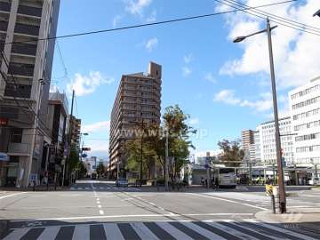 敷地の東側は、JR「尼崎」駅の駅前ロータリーに面しています。