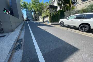 敷地東側の前面道路（北側から）