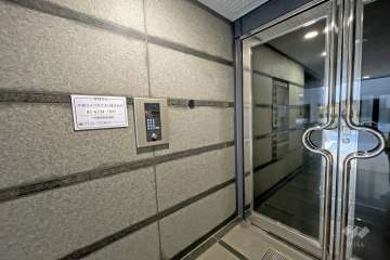 エントランスはオートロック付きです。